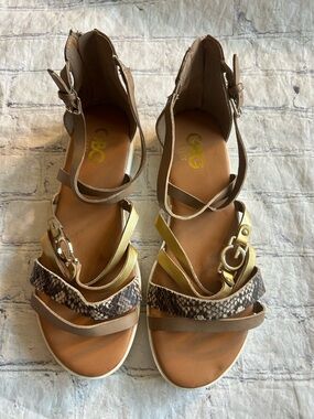 G BY GUESS KELSA MULTI STRAP DESIGN SNAKESKIN BAND METALLIC LOGO SANDALS SIZE 7M